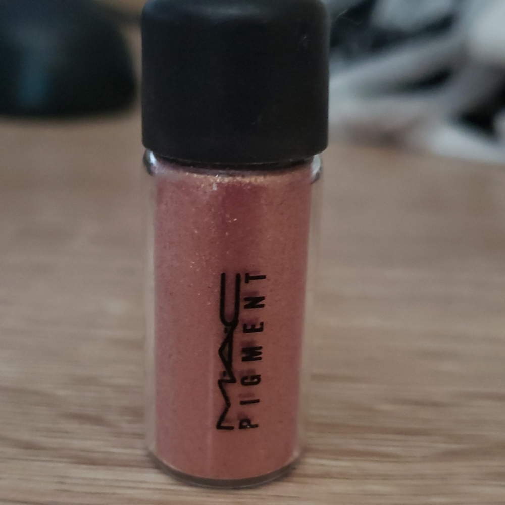 MAC loose pigment in rose